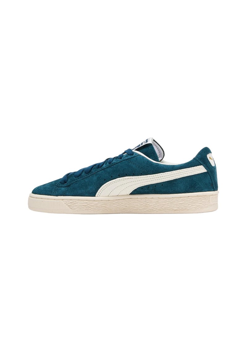 Sneaker in suede teal con una striscia in pelle bianca, suola in gomma crema e lacci blu, dotate di una suola testurizzata e di un'etichetta sulla linguetta.