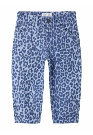Niebieskie spodnie dla malucha z ciemnoniebieskim nadrukiem w cętki lamparcie, zapięciem na guziki z przodu, szlufkami na pasek i przednimi kieszeniami.