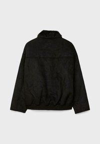 Veste noire en suédine synthétique à manches longues, taille élastique et col doux et texturé, vue de dos sur fond uni.