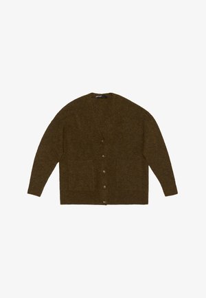 Cardigan de lana marrón con escote en V, mangas largas, dos bolsillos frontales y cierre de seis botones. Textura suave y corte relajado.