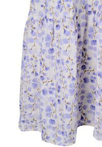 Tissu blanc avec un design de jupe froncée, présentant un motif de fleurs violet clair et de fines branches brunes.