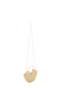 Guld kæde crossbody taske med et buet, skulpturelt design. Tekstureret overflade, ringhåndtag og dekorative detaljer langs kanterne.
