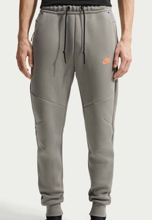 Nike Sportswear, Pantalones deportivos - light army black total orange