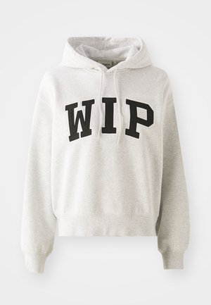 Sweatshirt léger gris clair avec un design court, arborant des lettres noires en gras "WIP" sur le devant. Poche kangourou classique et capuche avec cordon.