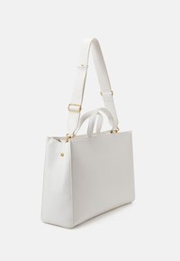 Borsa a mano rettangolare bianca realizzata in materiale liscio, con doppi manici superiori e una tracolla regolabile, impreziosita da dettagli in metallo dorato.