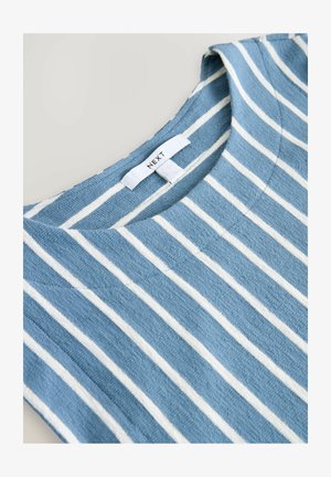 Blå og hvidstribet stof t-shirt med rund halsudskæring, struktureret overflade og et stofmærke med teksten "NEXT" i nakken.