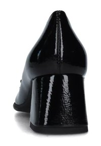 Scarpa nera con tacco a spillo, finitura in vernice lucida, punta affilata e tacco spesso, caratterizzata da un design lineare e da accenti minimi.