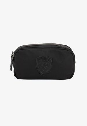 Bustina rettangolare nera con zip e stemma a scudo in rilievo sulla parte anteriore, con doppio cursore della zip nella parte superiore.