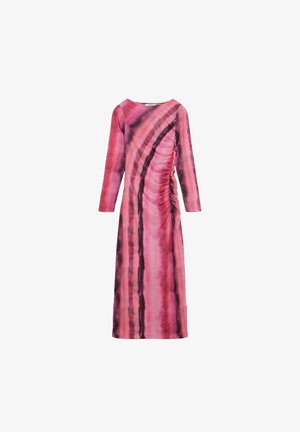 Vestido de manga larga con estampado tie-dye en rosa y negro, escote barco y detalle fruncido recogido en el lado derecho.