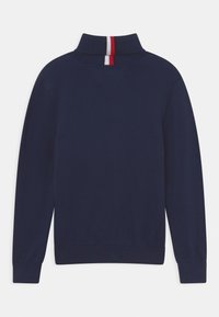 Marinblå tröja med lång ärm och hög krage, med vertikala röda, vita och marinblå ränder på baksidan.