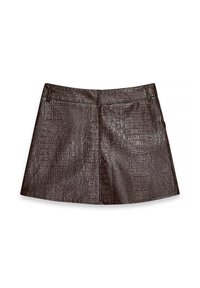 Gonna mini in ecopelle marrone scuro effetto crocodile con passanti per cintura e dettaglio cucitura frontale, stesa su uno sfondo bianco.