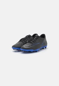 Botas de fútbol negras con una parte superior texturizada, acentos plateados y suelas de goma azules. Diseño con cordones y forma aerodinámica para un mejor rendimiento.