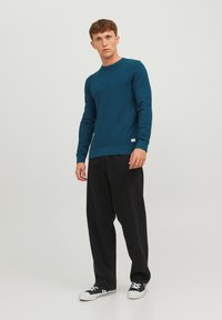 Jack & Jones JJEATLAS CREW NECK - Neule - sailor blue