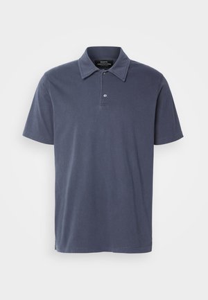 Polo shirt bleu marine à manches courtes en tissu doux, avec un col classique, une patte de boutonnage à deux boutons et des fentes latérales discrètes.