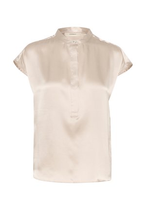 Beige silkesblus med hög mandarin-krage, korta ärmar och knappslå. Slät textur och något rundad fåll.
