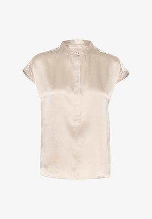 Beige silke blouse med høj mandarin-krave, korte ærmer og en knaplukning. Glat tekstur og let buet kant.