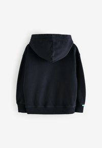 Felpa blu navy con tasca a marsupio e polsini a costine. Presenta una texture morbida e un cappuccio. Nessun marchio visibile sul retro.