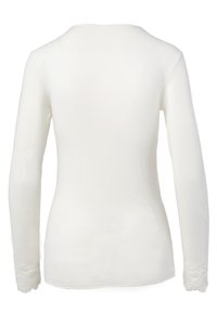 Top bianco a maniche lunghe con una texture liscia, scollatura rotonda e dettagli in pizzo sui polsini. Design minimalista con una forma aderente.