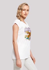 F4NT4STIC EXTENDED SHOULDER SCOOBY DOO THE AMAZING SCOOBY - T-shirts med print - white