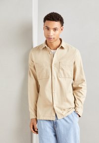 Marc O'Polo KENT COLLAR TWO CHEST POCKETS STRAIGHT HEM WITH SLIT - Shirt - jonesboro cream