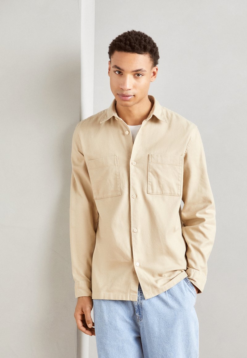 Marc O'Polo KENT COLLAR TWO CHEST POCKETS STRAIGHT HEM WITH SLIT - Shirt - jonesboro cream