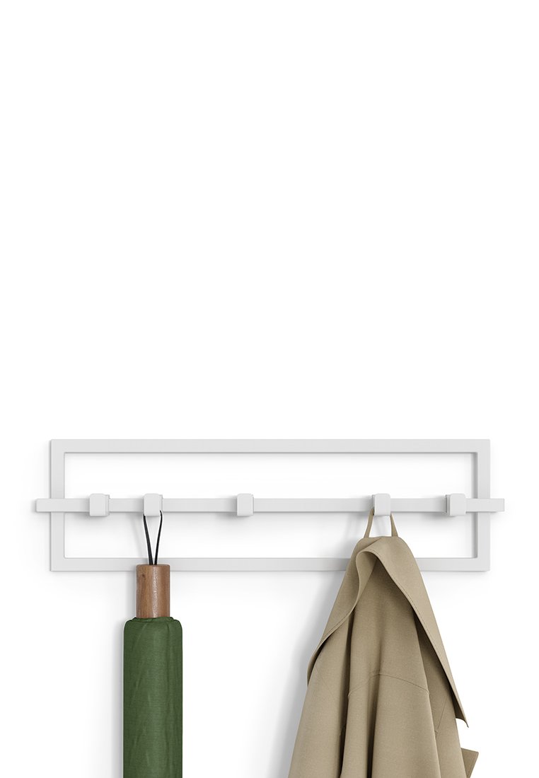 Biała, ścienna wieszak na płaszcze z pięcioma hakami, na których wisi zielona parasolka i beżowy płaszcz.