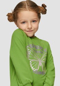 Groene sweatshirt met lange mouwen, voorzien van een zilveren vlinderafbeelding en de tekst "SPARKLE AND SHINE". Zachte stof en een ontspannen pasvorm.