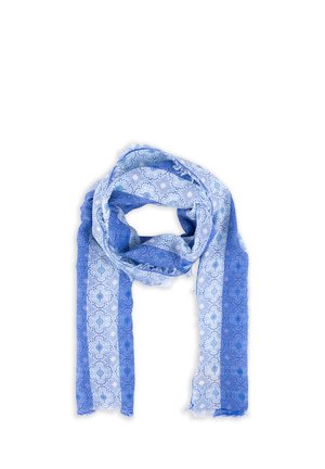 Jasnoniebieski szalik z ciemniejszymi niebieskimi i białymi geometrycznymi wzorami w kropki, luźno złożony z postrzępionymi krawędziami na białym tle.