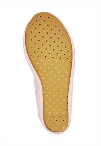 Schuhsohle mit einem rosa Lederkante, gelber, durchlöcherter Basis mit einer strukturierten Oberfläche, entworfen für Komfort und Atmungsaktivität.