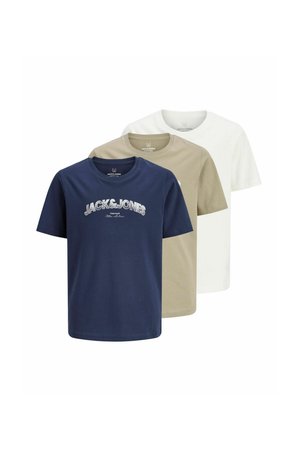 Tre foldede kortærmede crew neck t-shirts i marineblå med hvid tekst, beige og hvid, arrangeret i overlappende lag.