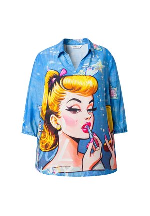 Chemise à manches longues bleue avec une femme dans un style pop art appliquant du rouge à lèvres rouge, tenant un miroir de poche et portant des boucles d'oreilles en or.
