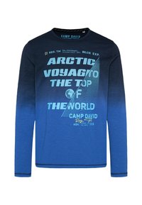 Langärmliges, blau verlaufendes T-Shirt mit weißem und hellblauem Text, rundem Ausschnitt und Logodetails auf der Vorderseite.