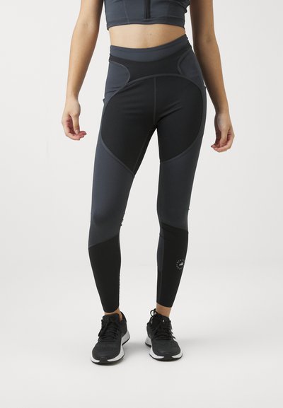 Høyt midjede, svarte og mørkegrå leggings med et mønstrede design. Laget av elastisk stoff, med logo detalj nær ankelen.