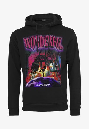 Svart huvtröja med ett färgglatt grafiskt tryck som visar ordet "WONDERFUL," som avbildar en figur på en lila jordkula mot en abstrakt bakgrund.