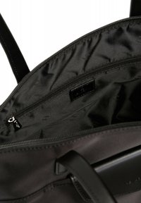 Borsa a spalla in tessuto nero con chiusura a zip, dotata di una fodera interna liscia, una piccola tasca interna e manici robusti.