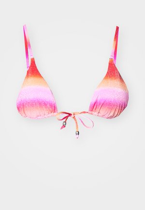 Top de biquíni em triângulo com tons degradê de rosa e laranja, apresentando um laço no centro e acabamentos metálicos nos cordões.