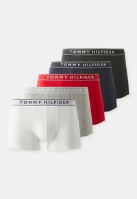 Öt pár férfi boxeralsó fehér, szürke, piros, tengerészkék és fekete színben. Mindegyik logós derékszíjjal rendelkezik, amelyen a "TOMMY HILFIGER" felirat kontrasztos színekben látható.