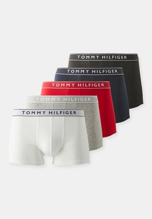 Cinque paia di boxer da uomo in bianco, grigio, rosso, blu navy e nero. Tutti presentano un elastico con il logo "TOMMY HILFIGER" in colori a contrasto.