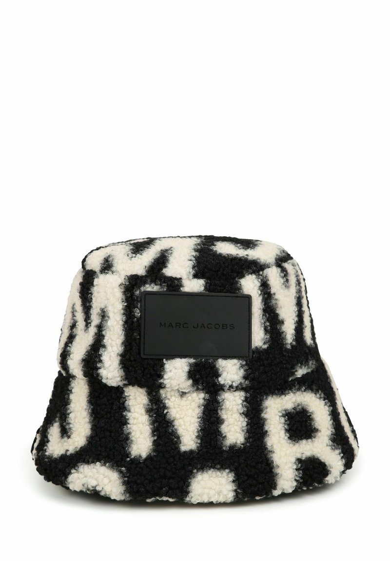 Zwarte en witte fleece bucket hat met opvallende letters, een gestructureerde vorm en een merkafgebonden zwarte leren patch aan de zijkant.