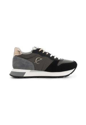 Sportlicher Sneaker mit schwarzem Lederobermaterial, grauen Wildleder- und Stoffakzenten, metallischen Golddetails und einer weißen Gummisohle.