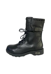 Stivale ankle in pelle nera con punta rotonda, lacci davanti, dettagli borchiati e pannello testurizzato. Suola spessa con un leggero tacco.