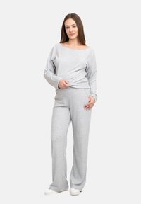 Grau Baumwoll-Loungewear-Set, bestehend aus einem locker geschnittenen Langarmoberteil mit schulterfreier Ausschnittform und weit geschnittenen Hosen mit glatter Textur.