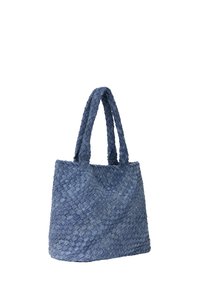 Torebka typu tote w odcieniach niebieskiego, pleciona, o strukturalnym wykończeniu, z dwiema plecionymi uchwytami i asymetrycznym wzorem, łączącym ciemnoniebieskie i jasnoniebieskie tony.