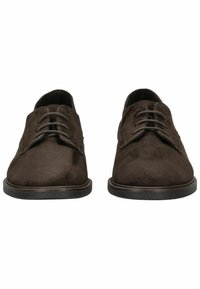 Scarpe stringate in suede marrone con punta rotonda, suola piatta in gomma e design minimalista senza motivi o accenti visibili.