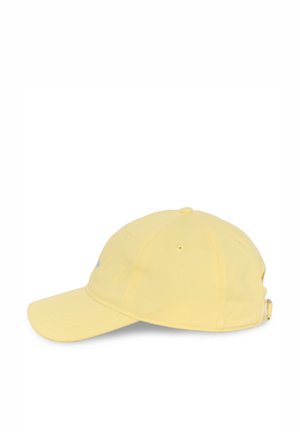 Gorra de béisbol amarillo claro vista de lado con visera curva y correa ajustable en la parte trasera.