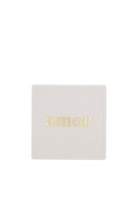 Plat carré en céramique blanche douce avec le mot "amor" écrit en lettres métalliques dorées au centre. Texture lisse, design simple.