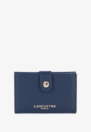 Portafoglio in pelle blu navy con finitura testurizzata, dotato di chiusura a scatto e logo in tono oro "LANCASTER PARIS" sulla parte frontale.