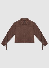 Veste courte marron en matière ressemblant au daim, avec un col pointu, une fermeture à boutons sur le devant, et des détails frangés sur les manches.