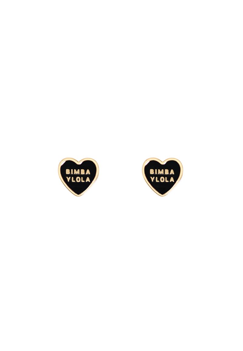 Orecchini a perno a forma di cuore in oro con un centro in smalto nero, decorati con la scritta incisa "BIMBA Y LOLA" in bianco a contrasto.