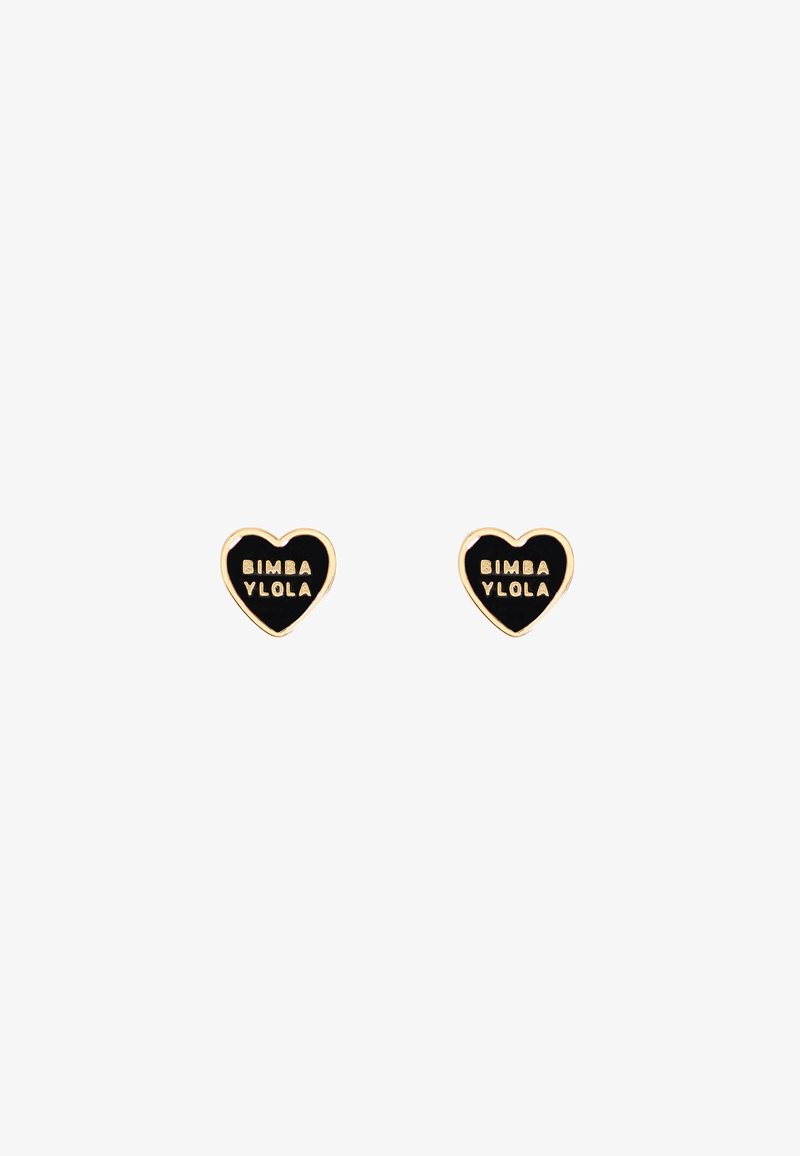 Goldene, herzförmige Ohrstecker mit einem schwarzen Emaille-Zentrum, das den eingravierten Text "BIMBA Y LOLA" in kontrastierendem Weiß zeigt.